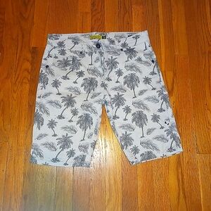 NWOT Mens Grey and Black burmuda shorts-Size 30